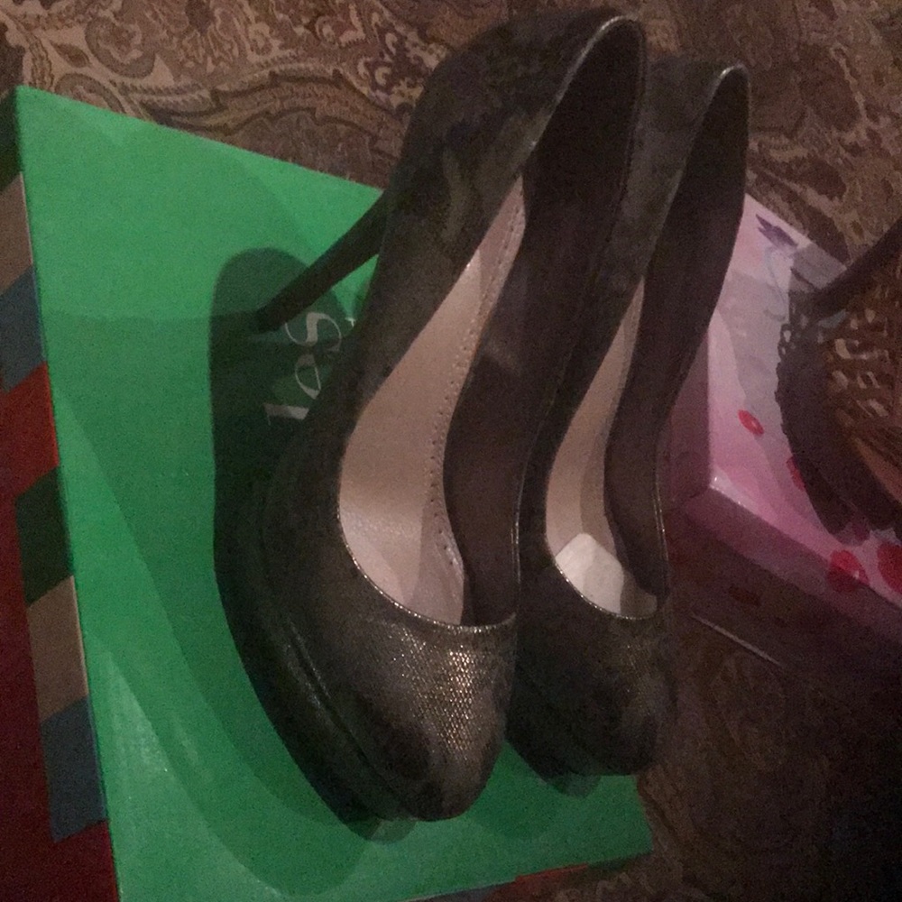Shoes - Picture 4 of 5